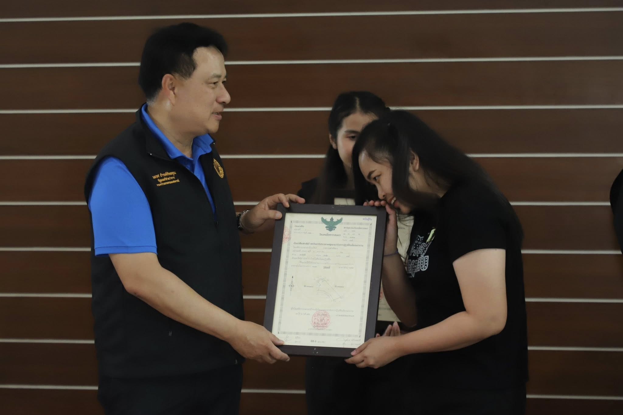 title - รมช.เกษตรฯ มอบโฉนดเพื่อการเกษตร โฉนดต้นไม้ ยกระดับที่ดินทำกินในกระบี่ หนุนเกษตรกรเข้าถึงแหล่งทุน